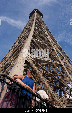 Touristen bewundern Paris unterhalb von der zweiten Etage des Eiffelturms. Stockfoto