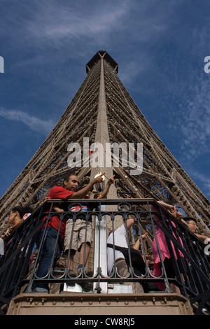 Touristen Sehenswürdigkeiten hinweisen und Paris unterhalb von der zweiten Etage des Eiffelturms zu bewundern. Stockfoto