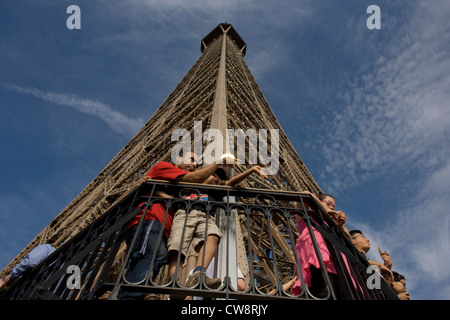 Touristen Sehenswürdigkeiten hinweisen und Paris unterhalb von der zweiten Etage des Eiffelturms zu bewundern. Stockfoto