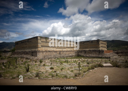 Spaltengruppe in den Zapoteken Ruinen von Mitla in San Pablo Villa de Mitla, Oaxaca, Mexiko, 8. Juli 2012. Stockfoto