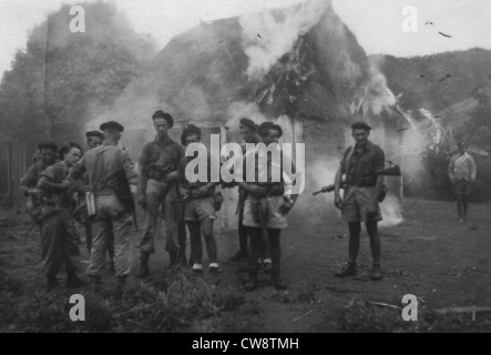 Unterdrückung - Dörfer verbrannt von der Armee Stockfoto