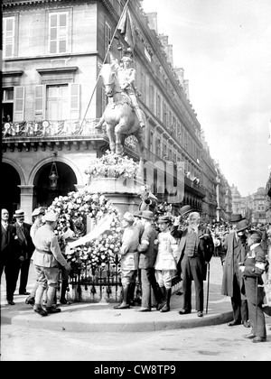 Joan Arc-Feierlichkeiten in Paris Platzieren des Pyramides Stockfoto