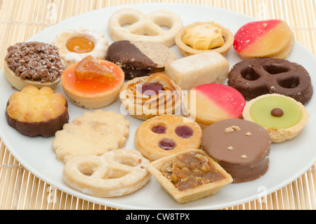 Petit Fours serviert auf einem weißen Teller - Studio mit einer geringen Schärfentiefe erschossen Stockfoto