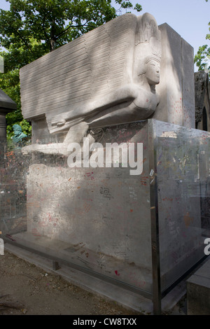 Berühmten Grab für die Dublin geborene Dramatiker und bekannten Homosexuellen, Oscar Wilde auf dem Friedhof Père Lachaise, Paris. 19. Jahrhundert irischer Dramatiker und Witz Oscar Wilde einmal witzelte: "Man kann überleben alles in diesen Tagen, außer dem Tod, und nach unten nichts außer einen guten Ruf zu leben." Er starb in Paris in nur 46, verarmt und viktorianischen Gesellschaft aus Jahren des Seins Villified aufgeschlüsselt. Er wurde mit einem bescheidenen Grab am Père Lachaise begraben, aber wurde später ein Denkmal errichtet. Heute ist das Denkmal in Lippenstift Spuren von glühender Besucher bedeckt. Stockfoto