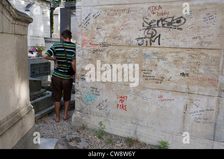 Graffiti für in der Nähe Grabsteine, wo das Grab des amerikanischen Türen-Sängers Jim Morrison auf dem Père Lachaise Friedhof, Paris begraben liegt. Ständigen Massen und gelegentliche Vandalismus rund um das Grab führten zu Spannungen mit den Familien der anderen, weniger bekannten beigesetzt Individuen. Im Gegensatz zu dem Gerücht wurde der Mietvertrag die Grabstätte von 30 Jahren auf unbefristete von Morrisons Eltern aktualisiert; die Website wird regelmäßig (wegen Graffiti und andere Belästigungen) bewacht. Stockfoto