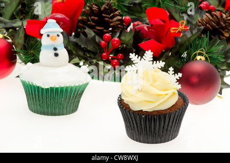 Weihnachten-Cupcakes mit Dekorationen - Studio gedreht mit einem weißen Hintergrund - geringe Schärfentiefe Stockfoto
