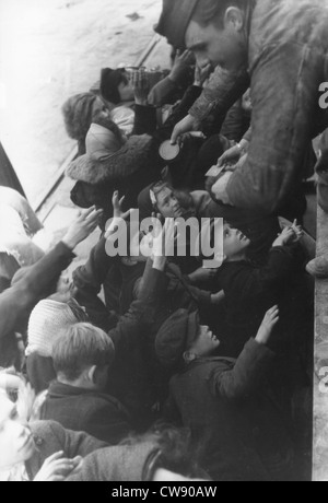 Alliierten Truppen, die Verteilung von Lieferungen Bonbons, französische Kinder während der Befreiung (August 1944) Stockfoto