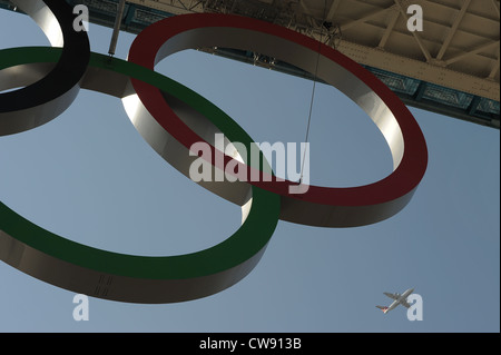 Olympische Ringe hängen von der Tower Bridge Stockfoto