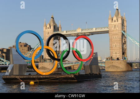 Olympische Ringe schwimmend auf einem Ponton in der Themse, london Stockfoto