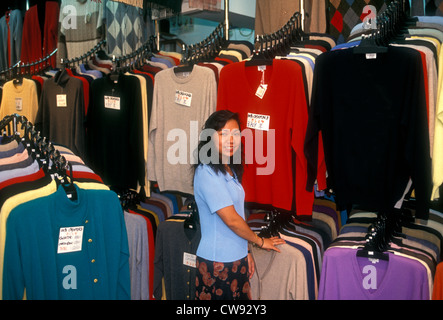 1, 1, chinesische Frau, erwachsene Frau, Verkäufer, Sekretärin, Shopping, Stanley Market, Stadt von Stanley, Stanley, Stanley Bay, Hong Kong, China, Asien Stockfoto