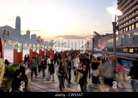 Fußgänger auf der Avenue of Stars vor der Skyline von Hong Kong Stockfoto