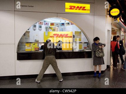 Hong Kong, Menschen auf einen Wechsel von DHL Stockfoto