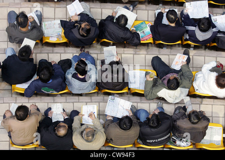 Hong Kong, sitzen Leute auf einer Tribüne Stockfoto