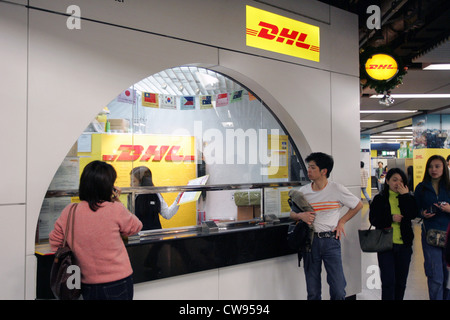 Hong Kong, Menschen auf einen Wechsel von DHL Stockfoto