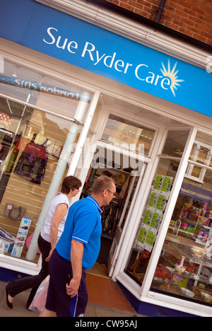 Sue Ryder Care Charity-Shop, Petersfield, Hampshire, UK. Stockfoto