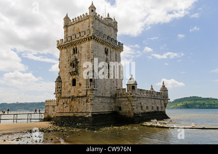 Die ikonischen Kalkstein-Fassade des 16. Jahrhunderts vier stöckigen Turm und Bastion der Torre de Belem am Fluss Tejo Lissabon Stockfoto