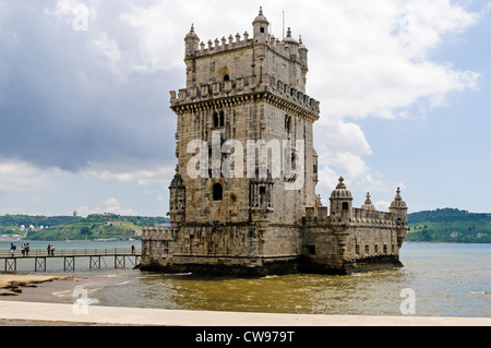 Die ikonischen Kalkstein-Fassade des 16. Jahrhunderts vier stöckigen Turm und Bastion der Torre de Belem am Fluss Tejo Lissabon Stockfoto