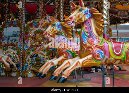 Bournemouth, Messegelände Merry-go-round Pferde, während der Schulferien, Dorset, England, UK. Stockfoto