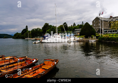 Luxus-Yachten, Motorboote und Ruderboote zu verschiedenen Piers in Bowness Bay vertäut warten auf Lake Windermere herausgenommen werden Stockfoto