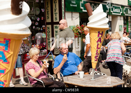 Die Menschen essen Eis im Sommer, Matlock Bath, Derbyshire, England, Großbritannien Stockfoto