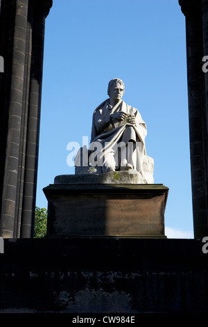 Sir Walter Scott Statue im Inneren des Denkmals am Princes street Edinburgh Schottland Großbritannien Vereinigtes Königreich Stockfoto