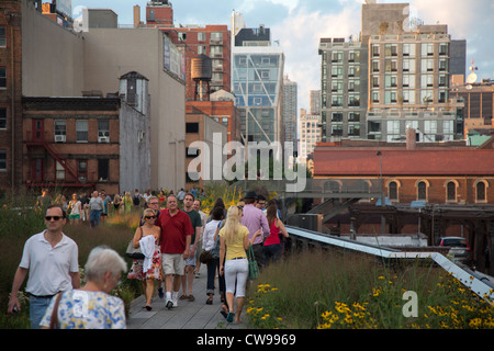 New York, New York - The High Line, eine verlassene erhöhte Eisenbahn verwandelte sich in eine lineare Stadtpark. Stockfoto