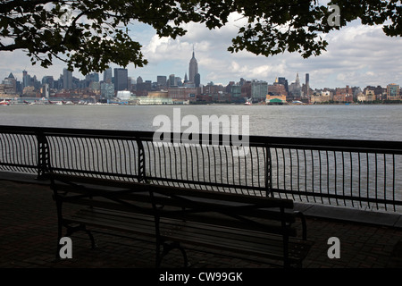 Hoboken, New Jersey - The Hudson River und Manhattan von der Waterfront Promenade über den Fluss in New Jersey. Stockfoto