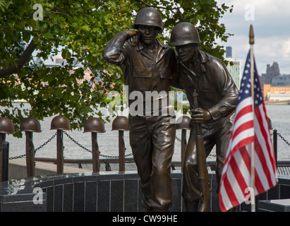 Hoboken, New Jersey - The Hoboken World War II Memorial, direkt am Wasser über den Hudson River von New York City. Stockfoto