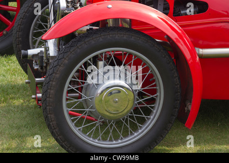 Oldtimer-Rad mit einem roten Körper Stockfoto