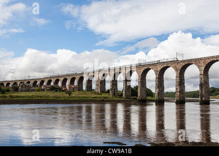 Royal Border Bridge, Berwick-upon-Tweed, entworfen von Robert Stevenson, tragen einen Zug aus der East Coast Main Line Stockfoto