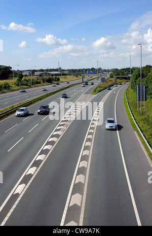 Autobahn mit alten Stil Mittelstreifen Barriere vor der Aktualisierung der Sicherheitsstandards Stockfoto