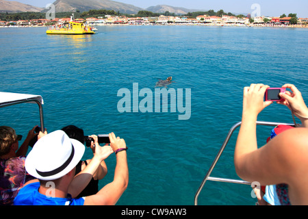 Glasboden Touristenboot auf der Suche nach der Unechten Karettschildkröte (Caretta Carreta) in Laganas Resort, Südinsel Zakynthos, Zakynthos Stockfoto