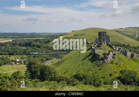 Corfe Castle Dorset Landschaft mit Dampfzug Stockfoto