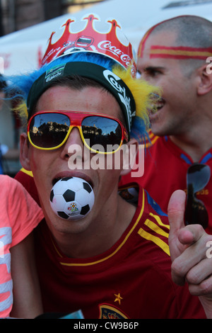 Spanisch mit Krone fan und ball-EM 2012. Endgültige. Kiew, Ukraine, Fußball-Europameisterschaft 2012 Stockfoto