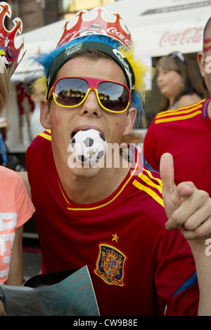 Spanisch mit Krone fan und ball-EM 2012. Endgültige. Kiew, Ukraine, Fußball-Europameisterschaft 2012 Stockfoto