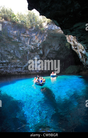 Boot auf dem unterirdischen See Melissani, Insel Kefalonia, Griechenland, Europa Stockfoto