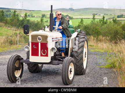 Enthusiasten aus Ayrshire Oldtimer Traktoren und Maschinen Club fahren einen David Brown 880 Selectamatic in einer Straße laufen. Stockfoto