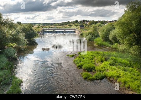 Stürmischen Wolken und Himmel über Great Ouse River flussabwärts Landschaft mit Wellen und sanften aktuellen Wellen Stockfoto