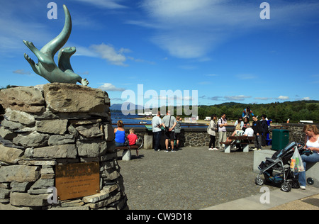 Besucher und Familien in der Nähe der Otter-Skulptur vor dem Loch Lomond Sealife Centre am Loch Lomond Shores in Schottland Stockfoto