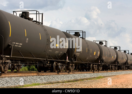 Eisenbahn-Zug der Tanker-Autos, die Transport von Rohöl auf den Gleisen. Stockfoto