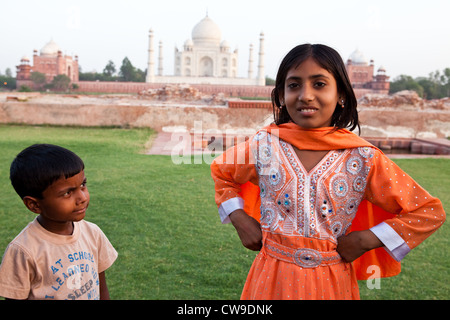 Kinder posieren für Fotos im Mondlicht Garten, Mahtab Bagh, mit dem Taj Mahal im Hintergrund Stockfoto