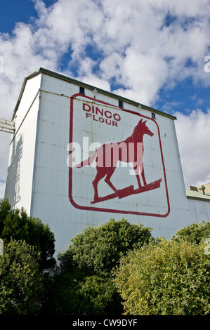 Das ikonische Dingo Flour-Schild an der Seite der Great Southern Roller Flour Mills in Fremantle, Westaustralien. Stockfoto