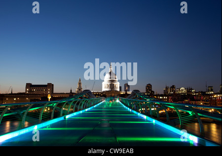 St. Pauls Cathedral in der Nacht von der Millennium Bridge, London Stockfoto