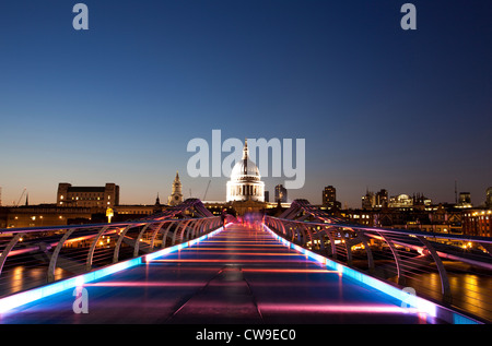 St. Pauls Cathedral in der Nacht von der Millennium Bridge, London Stockfoto