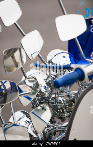 Außenspiegel und Scheinwerfer auf einem klassischen Lambretta Roller Stockfoto