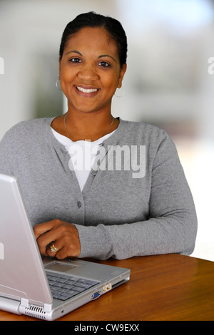 Frau, Arbeit von zu Hause in ihrem Wohnzimmer Stockfoto