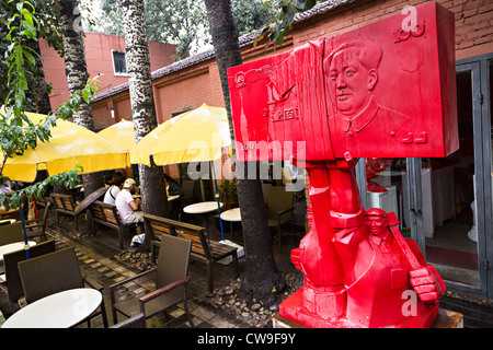 Avantgardistische Skulptur im öffentlichen Raum und Café an der 798 Art Zone in Peking, China Stockfoto