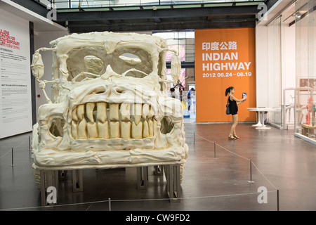 Avantgardistische Skulptur im öffentlichen Raum an den 798 Art Zone in Peking, China Stockfoto