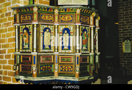 1703-Kanzel in das 15. Jahrhundert mittelalterliche Kirche der Hl. Katharina in Raseborg (ehemals Karis), Finnland Stockfoto