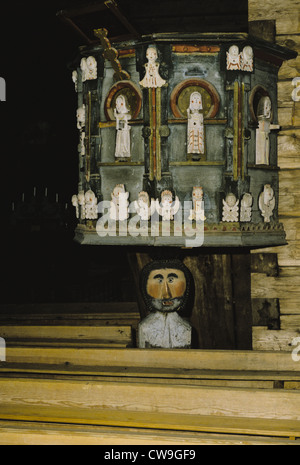 Hand-geschnitzte hölzerne Kanzel auf einem Holzkopf Darstellung St. Christopher in der Petajavesi alte Kirche, Finnland unterstützt. Stockfoto